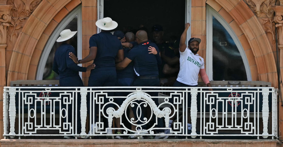 CRICKET-ICC-AUS-RSA ലോഡ്സ് സ്റ്റേഡിയത്തിന്റെ ബാൽക്കണിയിൽ ദക്ഷിണാഫ്രിക്കയുടെ വിജയം ആഘോഷിക്കുന്ന ക്യാപ്റ്റൻ ടെംബ ബാവുമ. Photo: GLYN KIRK / AFP