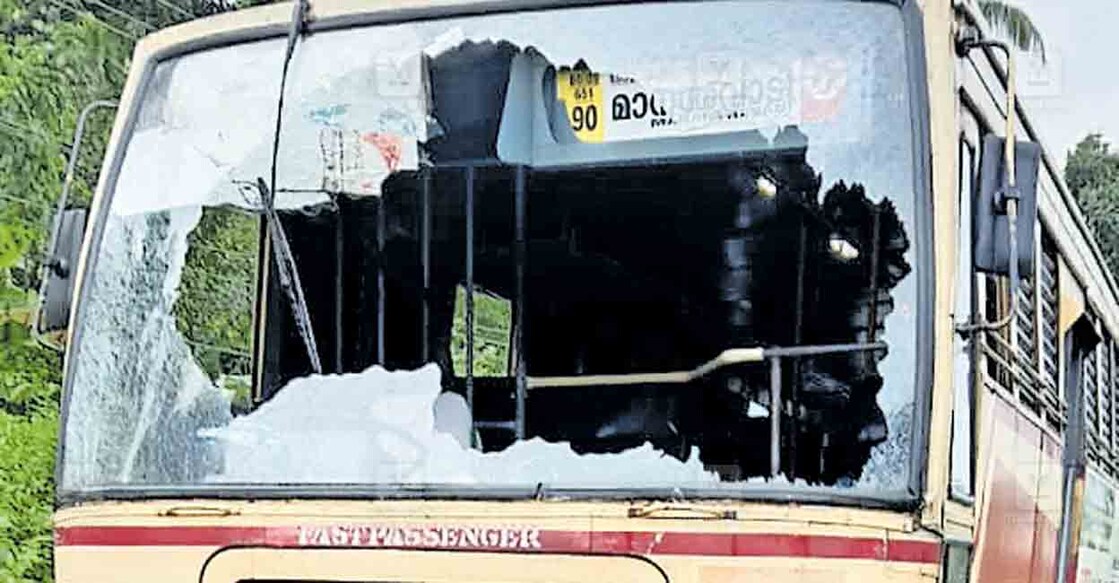 wayanad-ksrtc-bus-glass യാത്രക്കാരനായ അതിഥിത്തൊഴിലാളി പുറത്തേക്ക് ചാടിയതിനെ തുടർന്ന് ചില്ല് തകർന്ന കെഎസ്ആർടിസി ബസ്.